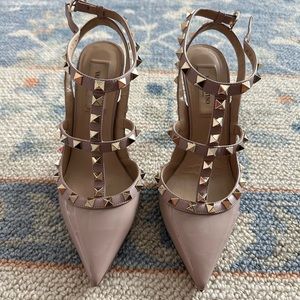 Valentino Garavani Rockstud T-strap Pointed Toe Pump - Poudre, 36.5